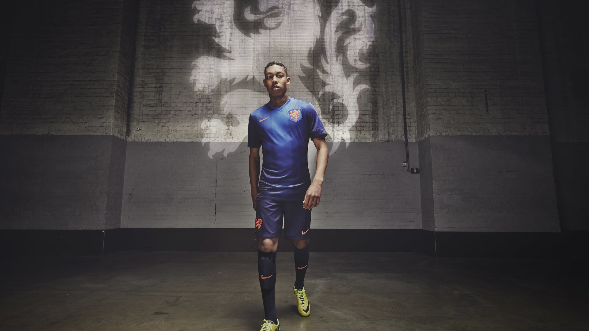 中立B该项目选手成绩稳定上升西班牙男队自由泳实力稳步提升,西班牙游泳健将